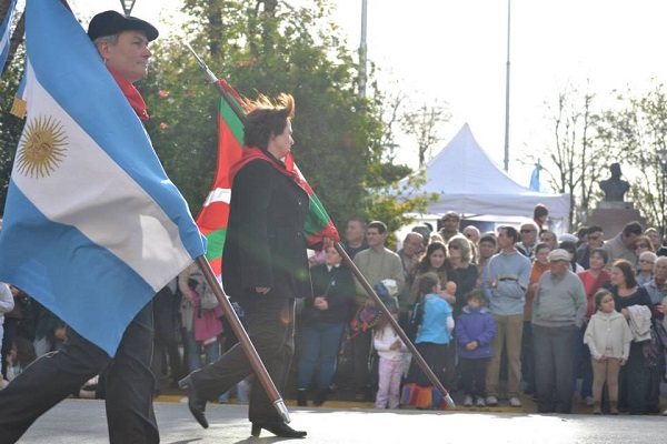 Las banderas argentina y vasca en las calles de Saladillo, en ocasión de celebrarse un nuevo aniversario de la Revolución de Mayo (fotoEE)